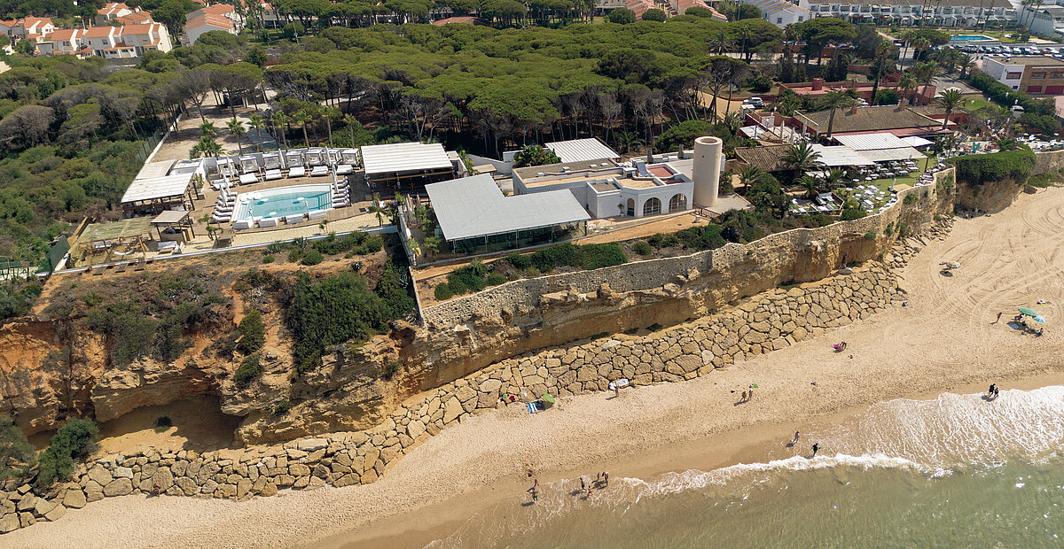Vista aérea de Atenas Playa sobre el acantilado, entre el pinar y el océano Atlántico