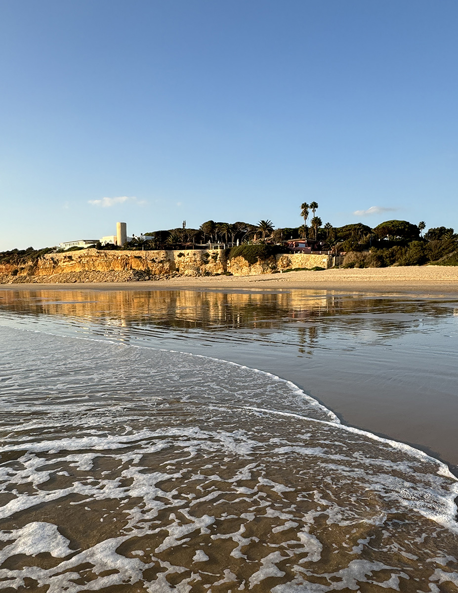 Terraza de madera de Atenas Playa junto al mar, muy cerca del entorno de la Torre Bermeja
